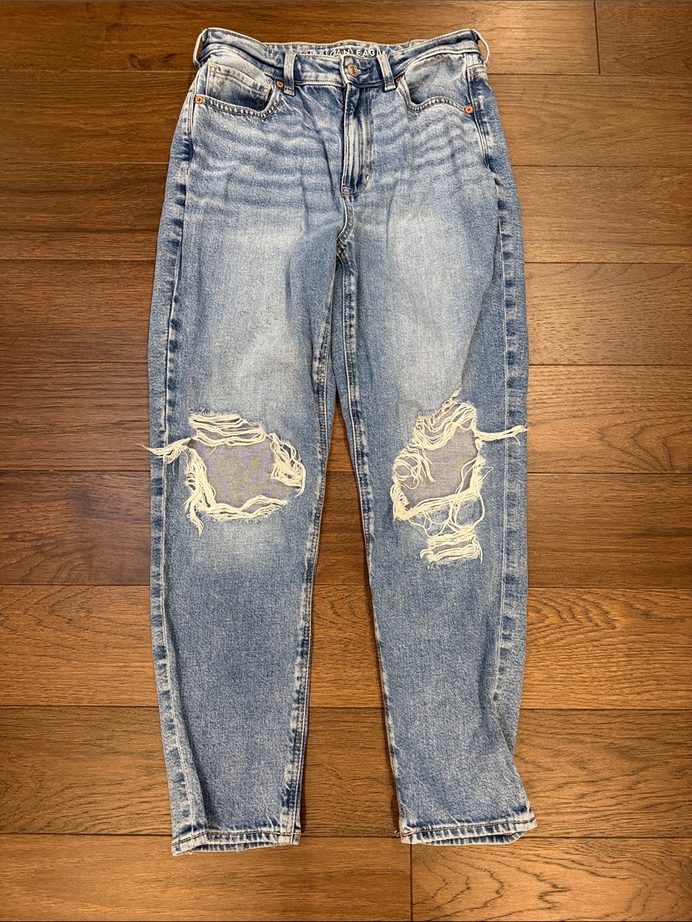 American Eagle Strigid Light Blue Distressed Jeans Size 6 Short - C77-002